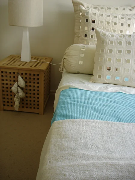 Mavi ve beyaz yatak odası — Stok fotoğraf