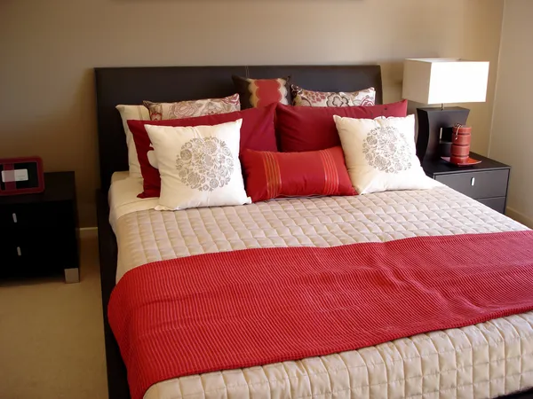 Sexy rotes Schlafzimmer lizenzfreie Stockbilder