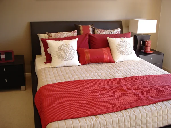 Schwül rotes Schlafzimmer — Stockfoto