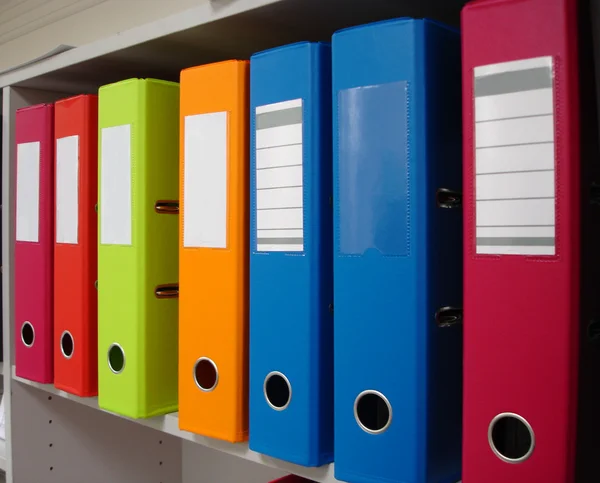 Λαμπρά χρωματισμένα συνδετικά για γραφείο κατάθεσης — Φωτογραφία Αρχείου