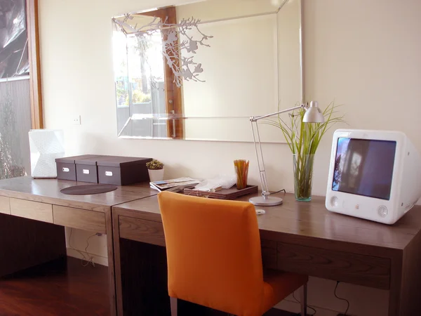 Stilvolles Home Office mit orangefarbenem Stuhl — Stockfoto