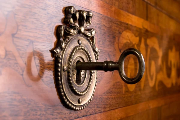 Старый ключ в замочной скважине — стоковое фото