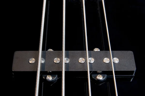 Fekete basszus gitár pickup feszült húrok — Stock Fotó