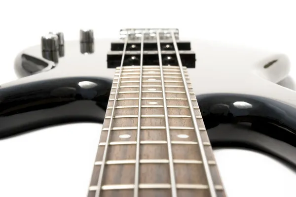 Schwarze Bassgitarre mit strapazierten Saiten — Stockfoto