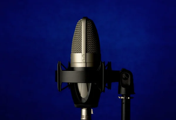 Мікрофон на синьому фоні — стокове фото