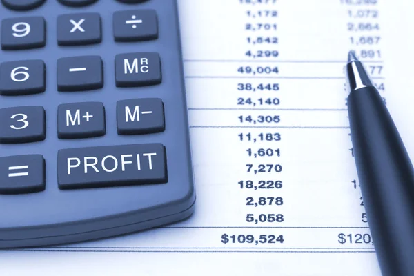 Calculator upon report — Stock Photo, Image