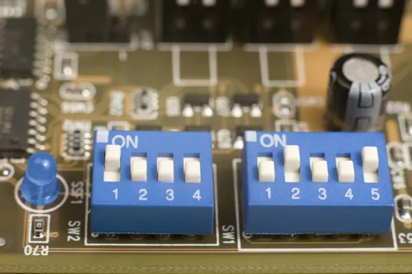 Interruptores azules en la placa de circuito — Foto de Stock