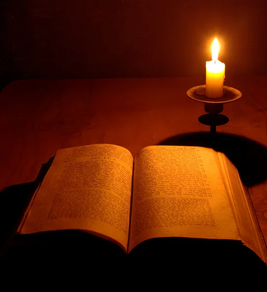 Стара Біблія і свічка — стокове фото