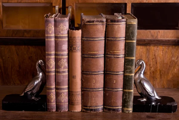 Oude boeken met ondersteunt — Stockfoto