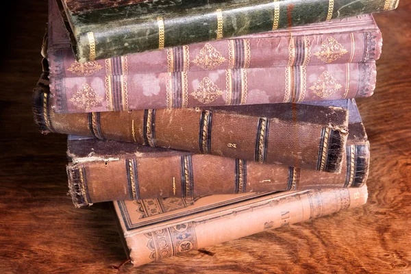 Montón de libros antiguos espalda — Foto de Stock