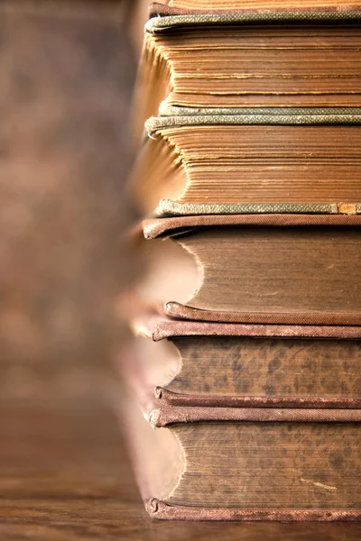 Pila di vecchi libri — Foto Stock