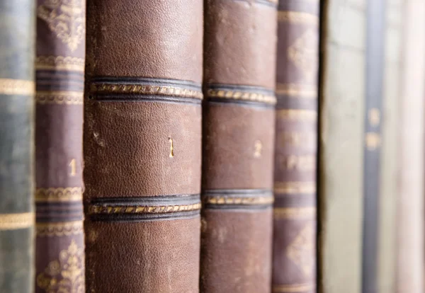 Oude boeken in de bibliotheek — Stockfoto