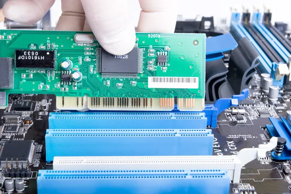 Встановлення гнізда вбудованої картки PCI LAN — стокове фото