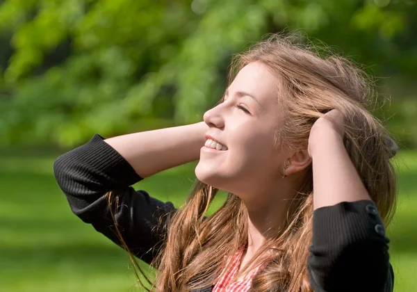 Portrait of bright girl in park — Stock Photo, Image