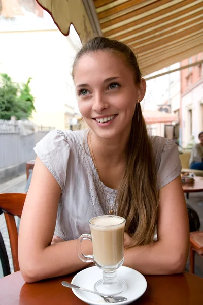 Kahveli kadın kafede
