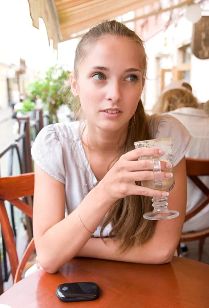 Kadın cappuccino tutuyor — Stok fotoğraf