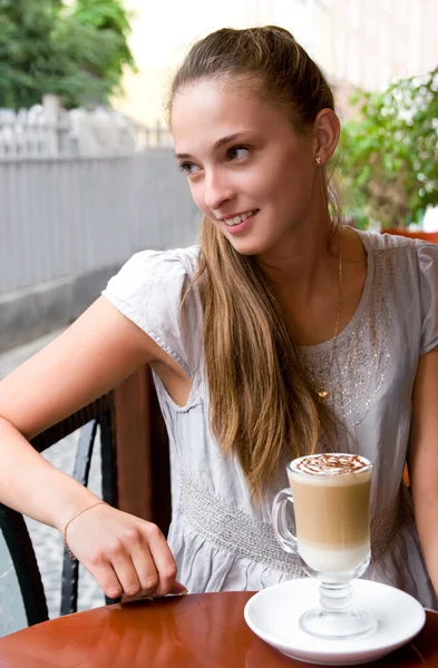 Mulher com café no café — Fotografia de Stock