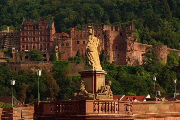 Statua di Minerva sul Ponte Vecchio e castello di Heidelberg, Ge — Foto Stock