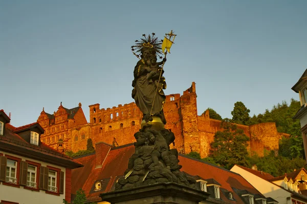 南側にあるコルンマルクト マドンナとハイデルベルク城 — ストック写真
