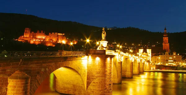 Замок Гейдельберг и Старый мост ночью — стоковое фото