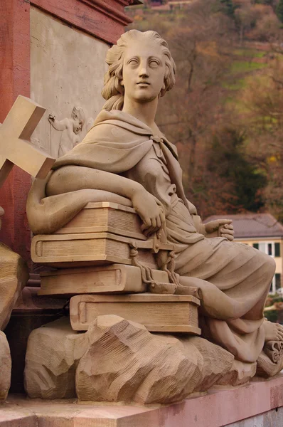 Göttinnen der Minerva-Statue auf der alten Brücke in heidelberg — Stockfoto
