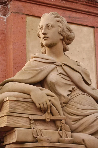 Dioses de la Estatua de Minerva en el Puente Viejo en Heidelberg, Ge — Foto de Stock