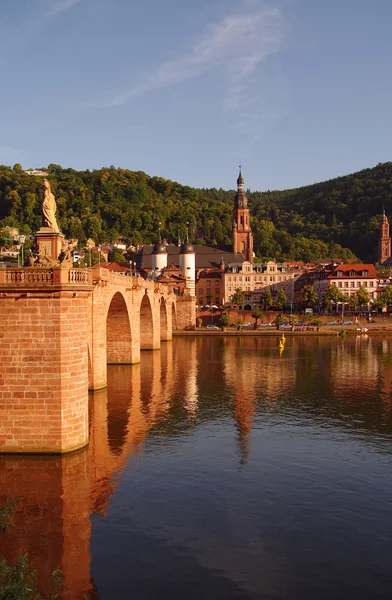 Vista en el casco antiguo y el puente de la ciudad en Heidelberg —  Fotos de Stock