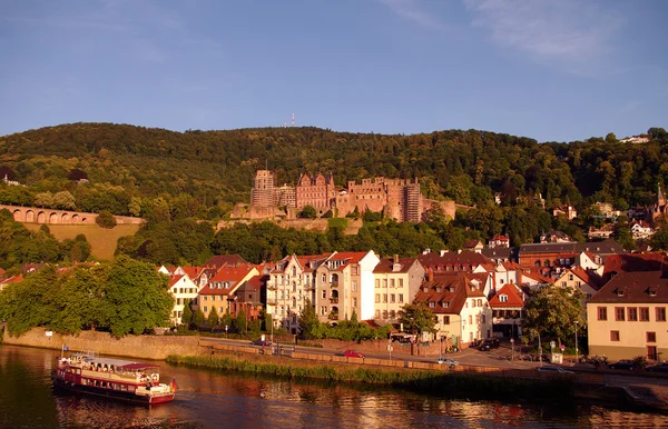 Castillo de Heidelberger y un barco turístico al atardecer — Foto de Stock