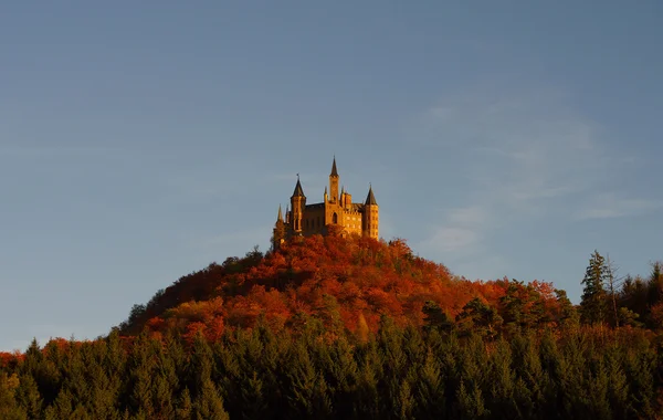 Castelo de Hohenzollern em Suábia durante o outono, Alemanha — Fotografia de Stock