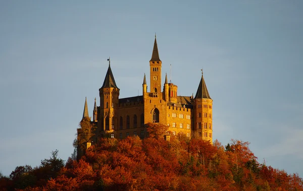 秋にはドイツのシュヴァーベンのホーエンツォレルン城 — ストック写真