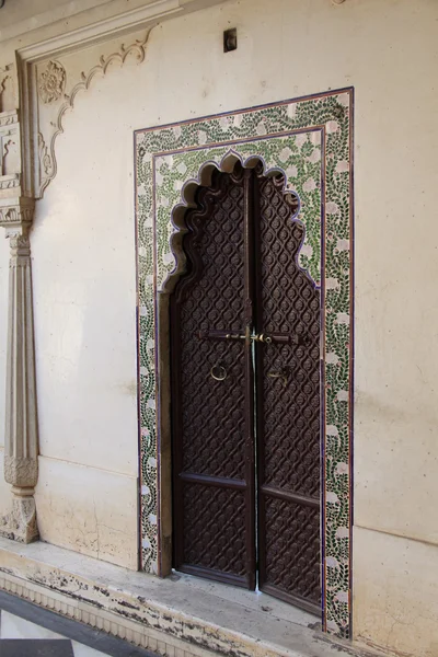 Esculpindo na porta na casa Inbdian — Fotografia de Stock