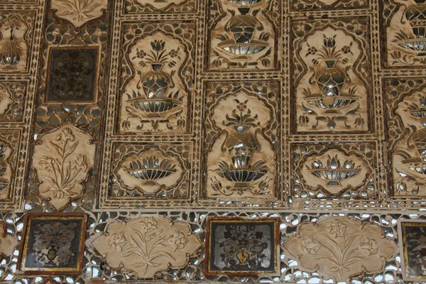 Fragmento de azulejos no templo antigo — Fotografia de Stock