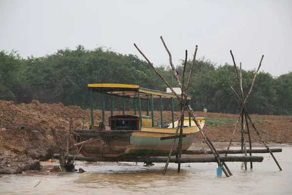 Gammal båt i kambodjanska flytande byn — Stockfoto