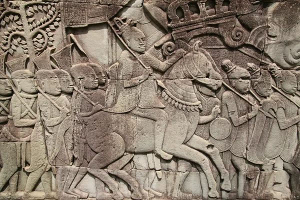 Фрагмент каменной резьбы в древнем храме — стоковое фото