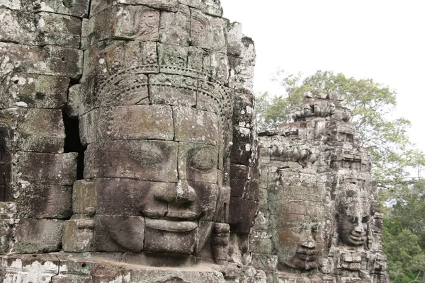 Budha huvud. fragment av sten carving i det antika templet — Stockfoto