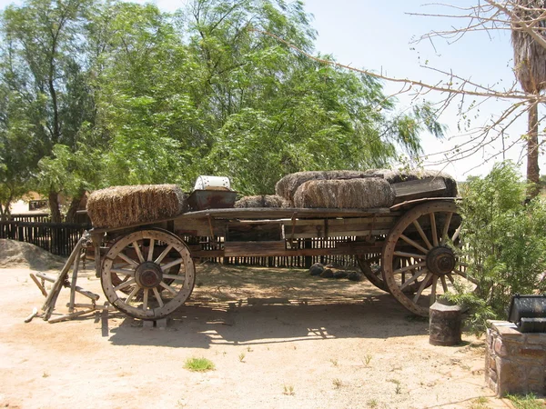 Velha carruagem na fazenda namibiana — Fotografia de Stock