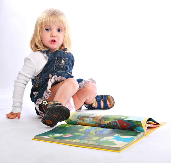 Babymeisje met een boek — Stockfoto