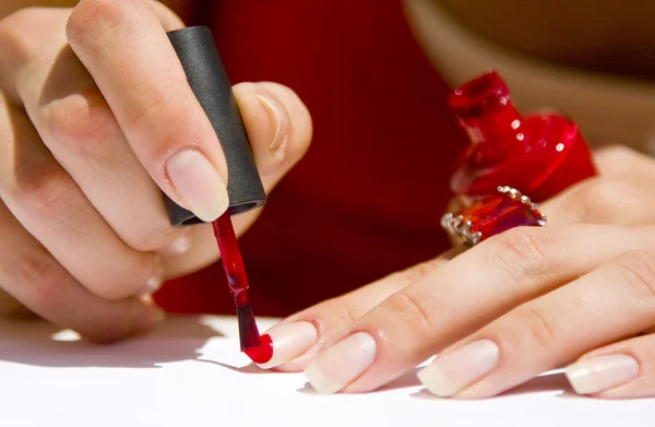 Красные ногти для рисования — стоковое фото