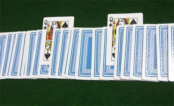 Kartenspiel mit zwei Pik-Damen — Stockfoto