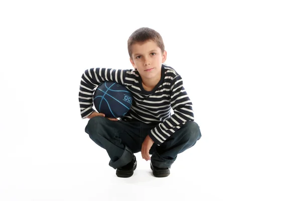 Niño con una pelota de baloncesto —  Fotos de Stock