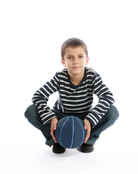 Niño sosteniendo una pelota — Foto de Stock