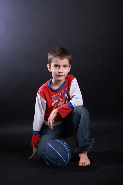 Menino de dez anos com uma bola de basquete — Fotografia de Stock