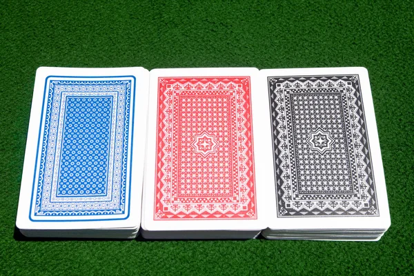 Tres cubiertas en la mesa de juego — Foto de Stock