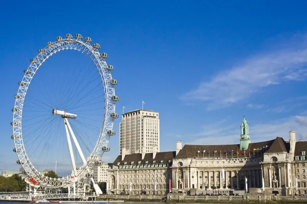 伦敦眼在蓝蓝的天空 — 图库照片