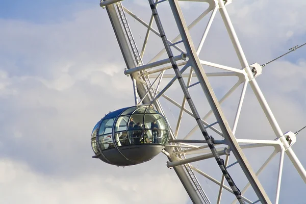 London Eye cápsula contra os céus — Fotografia de Stock