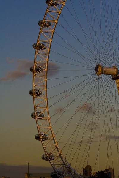Nahaufnahme auf Londons Auge im Sonnenuntergang — Stockfoto