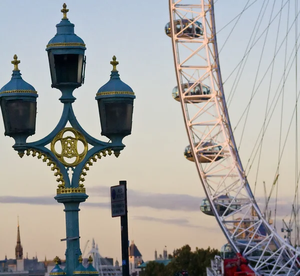 Lâmpada de rua de Londres e London Eye — Fotografia de Stock