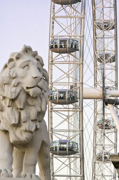 London eye med bron lejon — Stockfoto