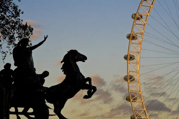 Pomnik konia laiden koszyka obok london Eye — Zdjęcie stockowe