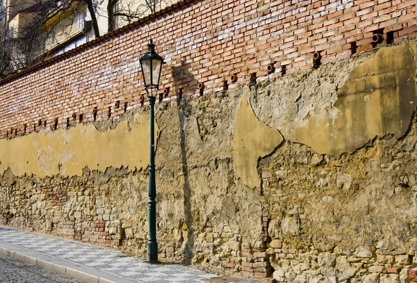Lanterna de rua contra a parede de tijolo velho — Fotografia de Stock